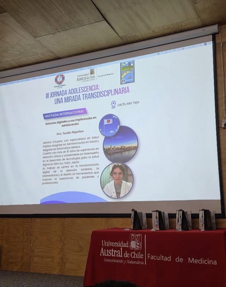 Natalia Riquelme presentando en la III Jornada Adolescencia de la Universidad Austral de Chile.
