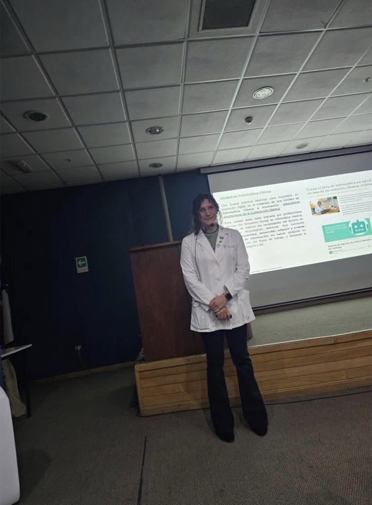 Natalia Riquelme presentando en el Hospital Guillermo Grant Benavente, Concepción, Chile.