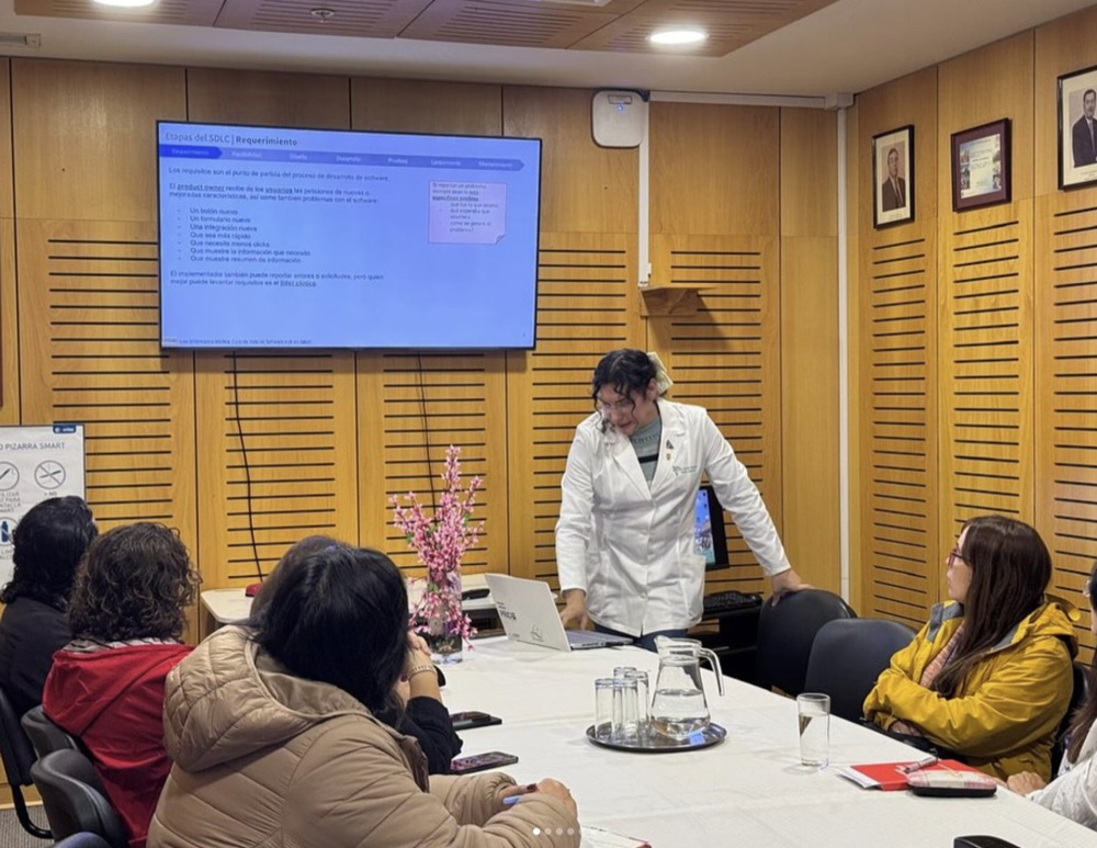 Natalia Riquelme presentando en el Hospital Las Higueras, Talcahuano, Chile.