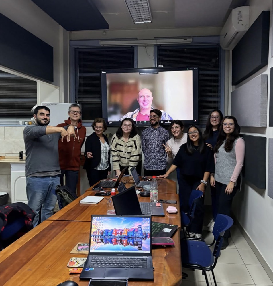 Natalia Riquelme junto a estudiantes del Magíster en Informática Médica de la Universidad de Chile.